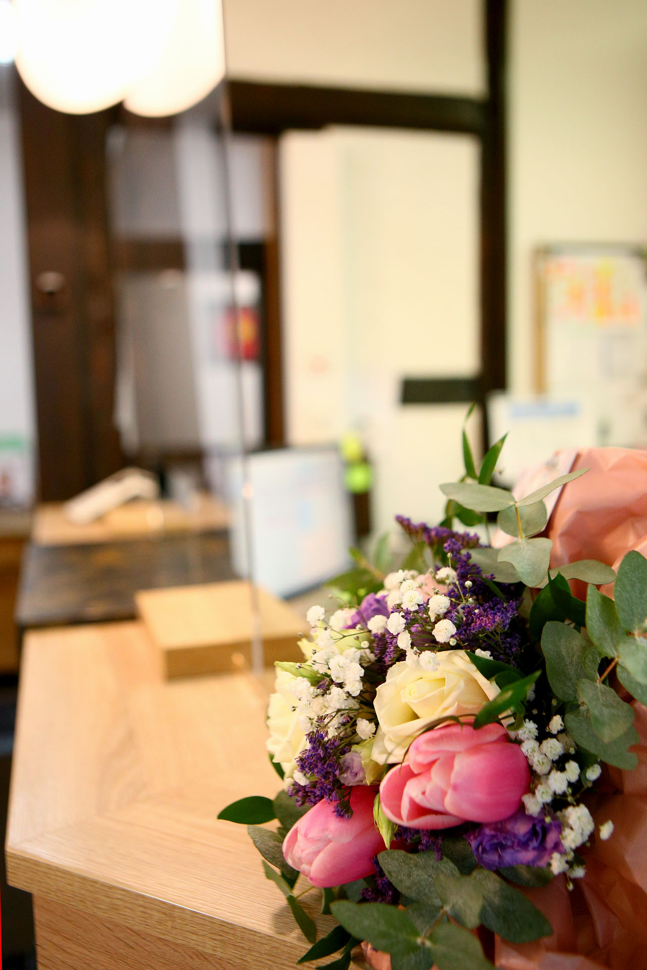 Blumen am Empfang der Zahnarztpraxis