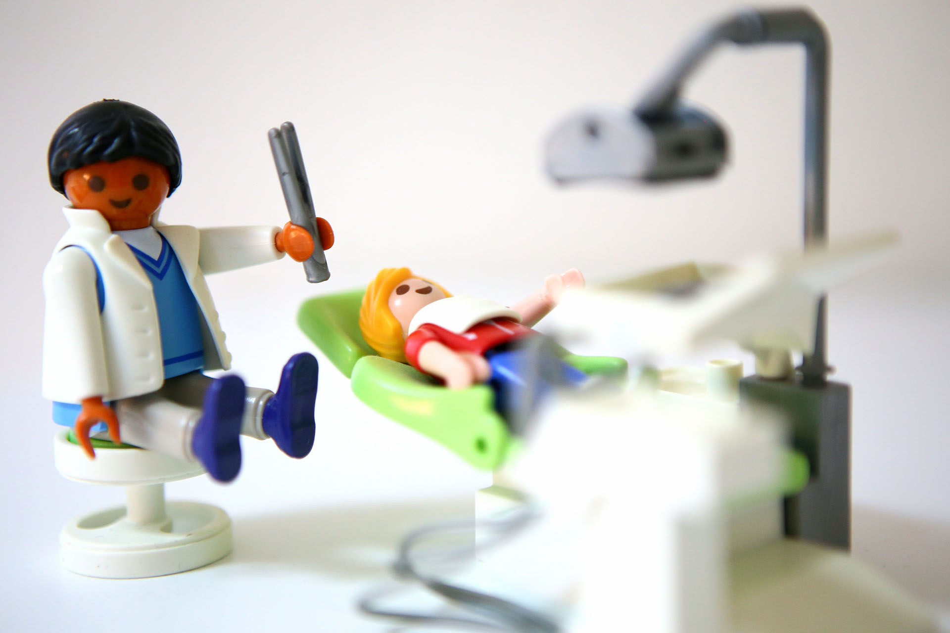Playmobil-Zahnarzt mit Patient auf dem Behandlungsstuhl