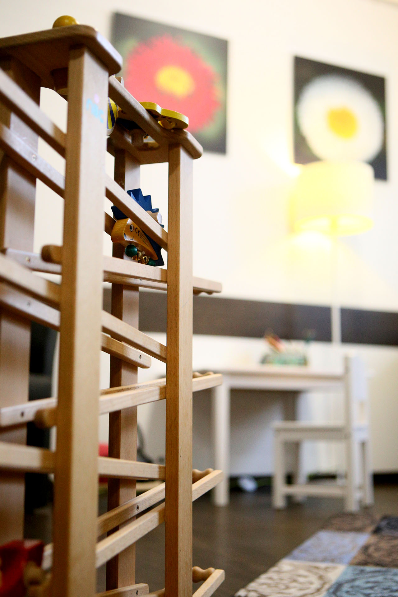 Spielzeugbahn im Kinderbereich der Praxis